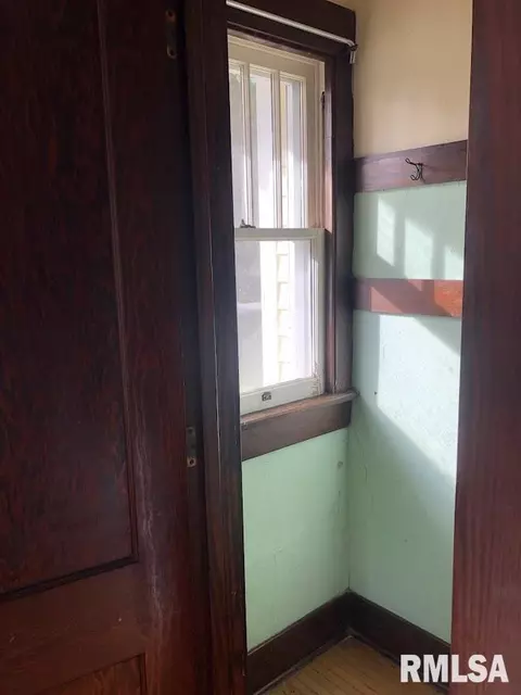 Entry Way - 541 E Bearstown St, Virginia, IL 62691 photo 2 of 7