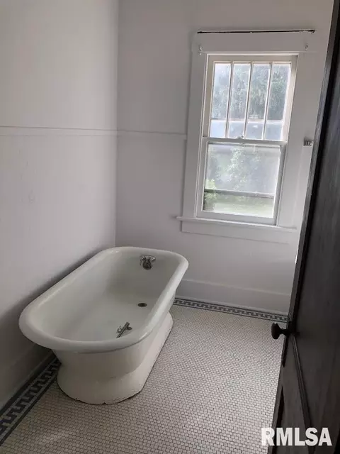 Bath - 541 E Bearstown St, Virginia, IL 62691 photo 1 of 3