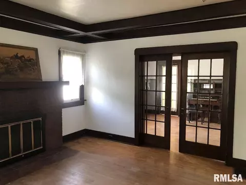 Living - 541 E Bearstown St, Virginia, IL 62691 photo 2 of 6