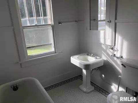Bath - 541 E Bearstown St, Virginia, IL 62691 photo 2 of 3