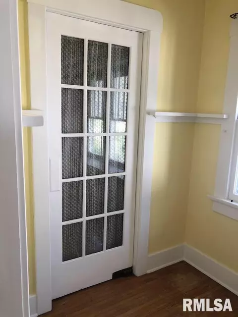 Entry Way - 541 E Bearstown St, Virginia, IL 62691 photo 4 of 7