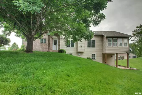 2609 SW Kingspointe St, Quincy, IL 62305
