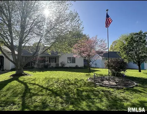 333 Shady Ln, Girard, IL 62640