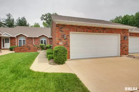 2716 Kings Point Ne St, Quincy, IL 62305
