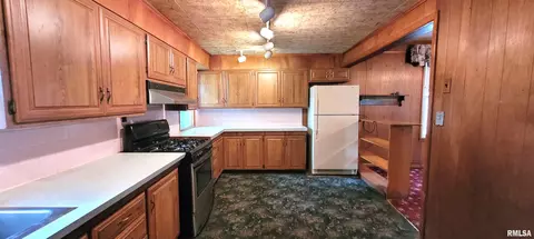 Kitchen - 1824 S 2nd St, Springfield, IL 62703 photo 4 of 5
