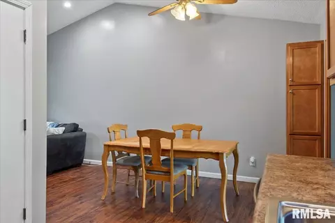 228 Glasgow Dr, Springfield, IL 62702 photo 9