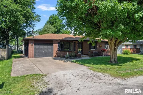 903 7th St, Pawnee, IL 62558