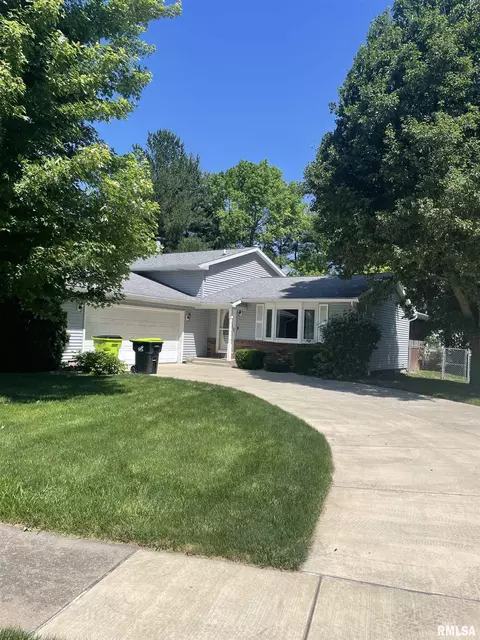 10 Aaron Dr, Jacksonville, IL 62650