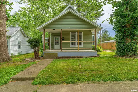 531 6th St, Lincoln, IL 62656