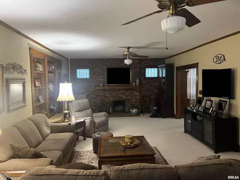 137 W Webster St, Benton, IL 62812 photo 7