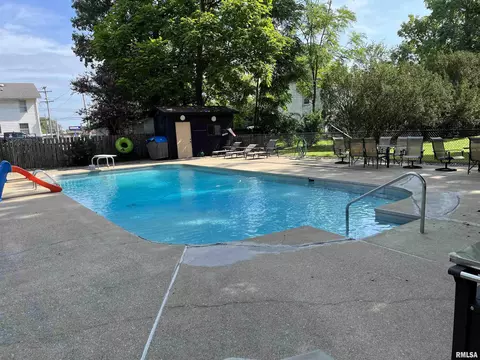 137 W Webster St, Benton, IL 62812 photo 4