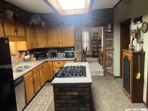 137 W Webster St, Benton, IL 62812 photo 15