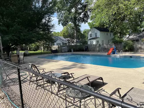 137 W Webster St, Benton, IL 62812 photo 5