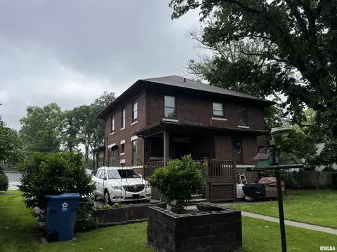 137 W Webster St, Benton, IL 62812 photo 2