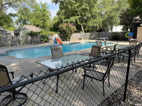 137 W Webster St, Benton, IL 62812 photo 6