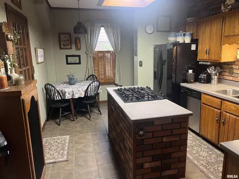 137 W Webster St, Benton, IL 62812 photo 16