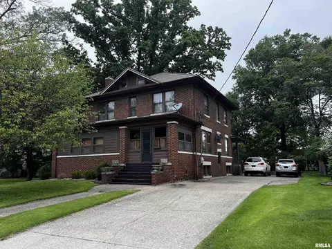 137 W Webster St, Benton, IL 62812