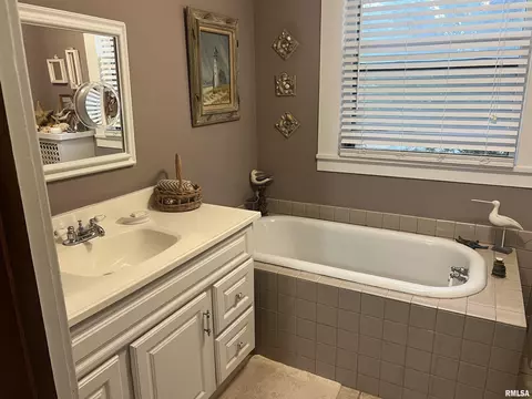 137 W Webster St, Benton, IL 62812 photo 17
