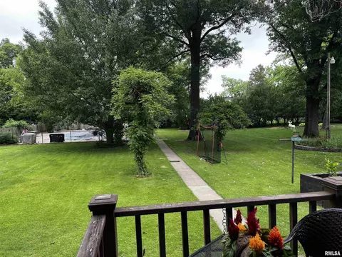 137 W Webster St, Benton, IL 62812 photo 3