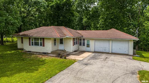 6257 N Oakley Rd E, Argenta, IL 62501