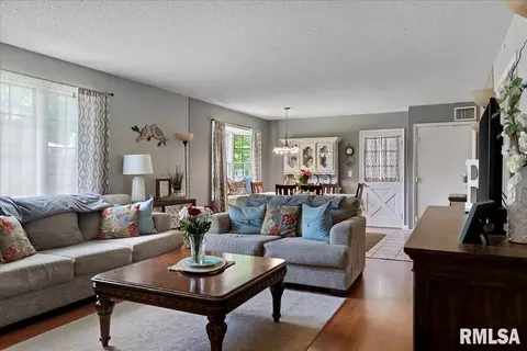 Living - 11 Archer Ave, Springfield, IL 62704 photo 3 of 5
