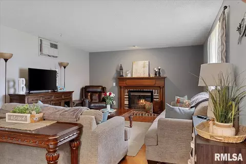Living - 11 Archer Ave, Springfield, IL 62704 photo 4 of 5