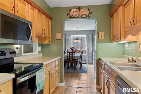 Entry Way - 11 Archer Ave, Springfield, IL 62704 photo 2 of 4