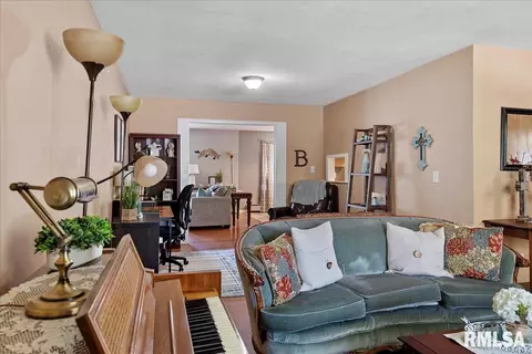 Living - 11 Archer Ave, Springfield, IL 62704 photo 1 of 5