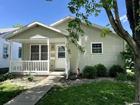 706 4th St, Lincoln, IL 62656
