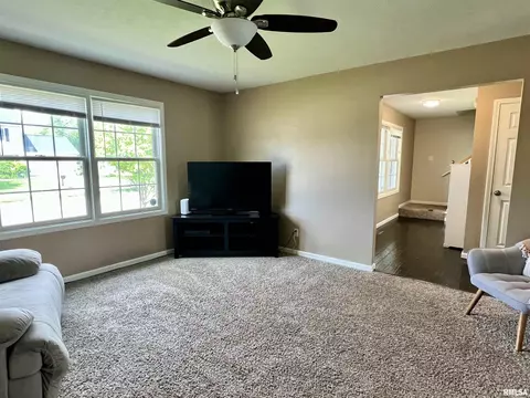 Living - 3804 Carney Blvd, Springfield, IL 62712 photo 2 of 3