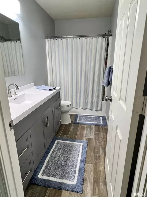 Bath - 3804 Carney Blvd, Springfield, IL 62712 photo 3 of 4
