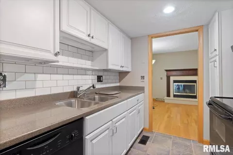 Kitchen - 60 Country Pl, Springfield, IL 62703 photo 1 of 2