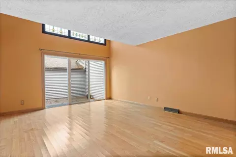 Living - 60 Country Pl, Springfield, IL 62703 photo 4 of 8