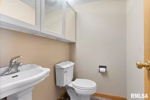 Bath - 60 Country Pl, Springfield, IL 62703 photo 1 of 3