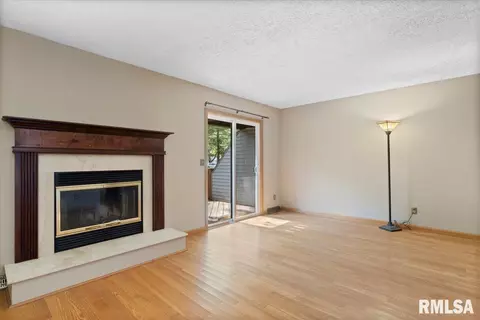Living - 60 Country Pl, Springfield, IL 62703 photo 5 of 8