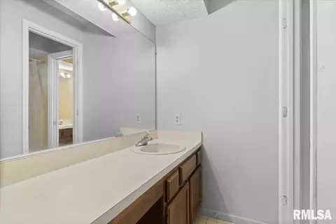 Bath - 60 Country Pl, Springfield, IL 62703 photo 2 of 3