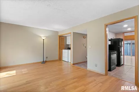 Living - 60 Country Pl, Springfield, IL 62703 photo 6 of 8