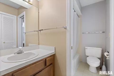 Bath - 60 Country Pl, Springfield, IL 62703 photo 3 of 3