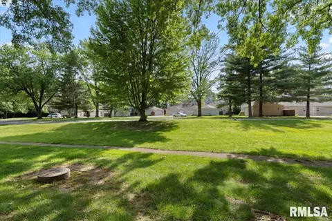 Exterior - 60 Country Pl, Springfield, IL 62703 photo 8 of 9