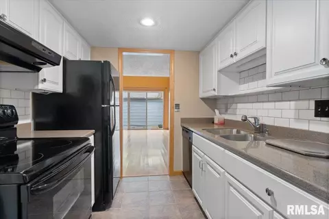 Kitchen - 60 Country Pl, Springfield, IL 62703 photo 2 of 2