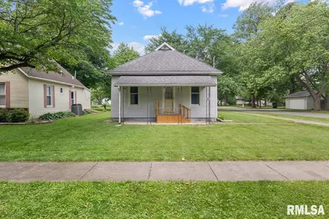201 S Maple St, Stonington, IL 62567