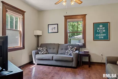 Living - 801 S Walnut St, Springfield, IL 62704 photo 4 of 5