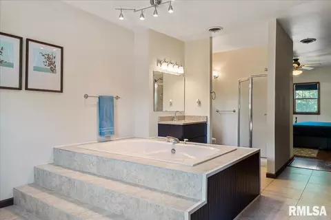 Bath - 801 S Walnut St, Springfield, IL 62704 photo 3 of 6