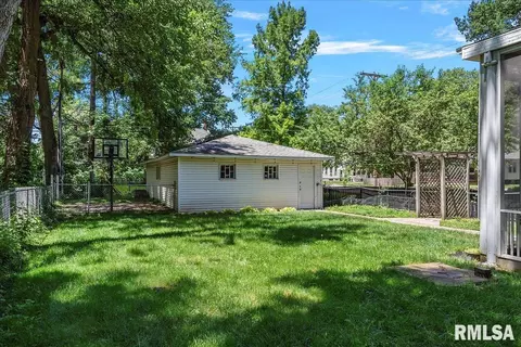 Exterior - 801 S Walnut St, Springfield, IL 62704 photo 9 of 15
