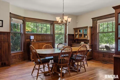 Dining - 801 S Walnut St, Springfield, IL 62704 photo 4 of 4