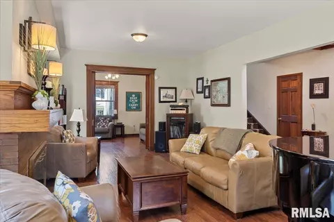 Living - 801 S Walnut St, Springfield, IL 62704 photo 2 of 5