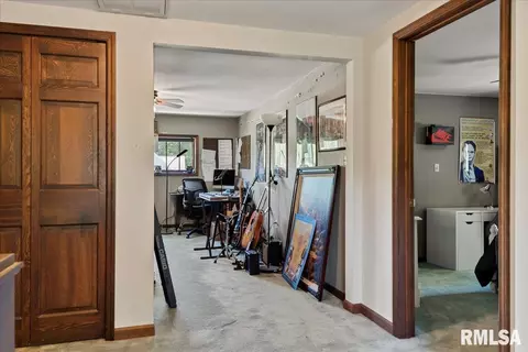 Entry Way - 801 S Walnut St, Springfield, IL 62704 photo 18 of 19