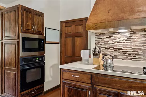 Kitchen - 801 S Walnut St, Springfield, IL 62704 photo 5 of 6