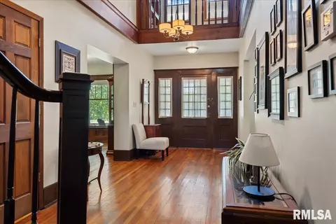 Entry Way - 801 S Walnut St, Springfield, IL 62704 photo 4 of 19