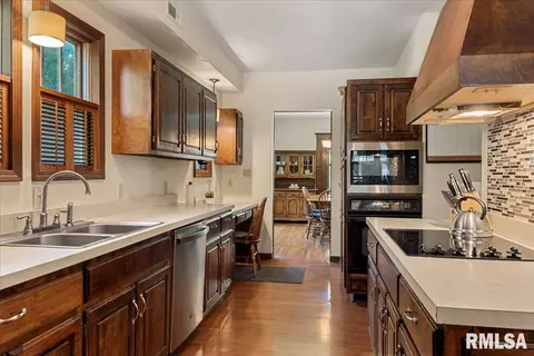 Kitchen - 801 S Walnut St, Springfield, IL 62704 photo 4 of 6